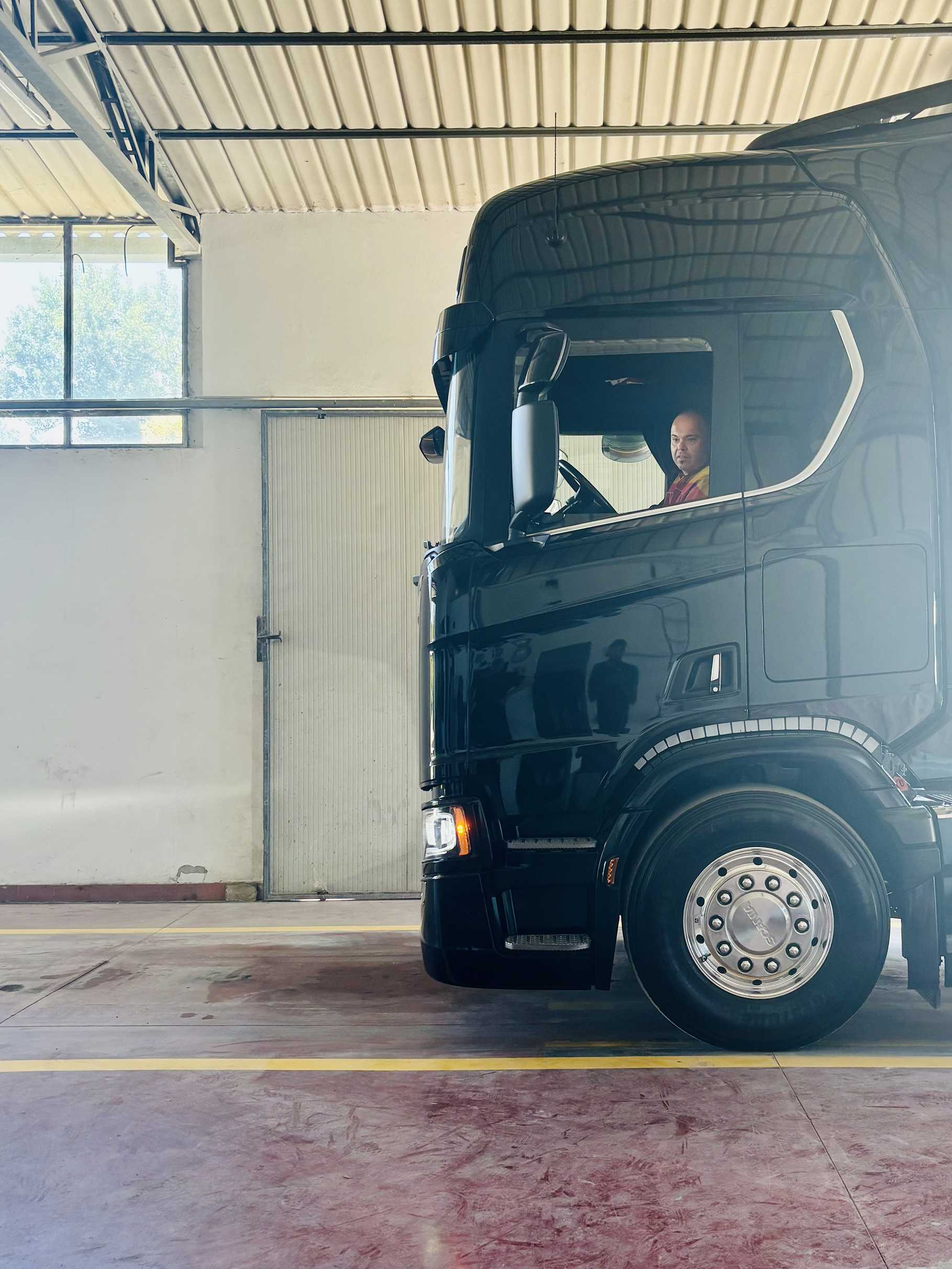 Camion in ingresso officina — Meccanica Valdera