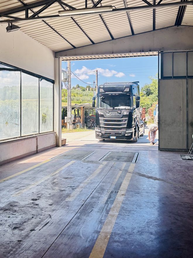 Mezzo pesante in ingresso officina — Meccanica Valdera