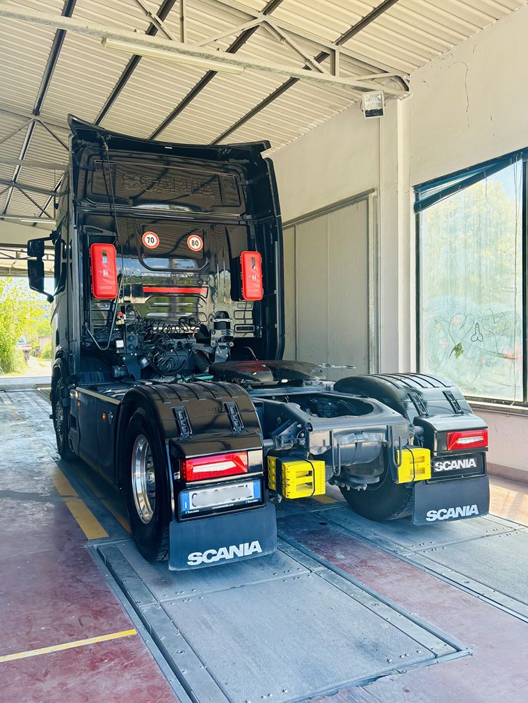 Mezzo pesante sul banco a piastre — Meccanica Valdera